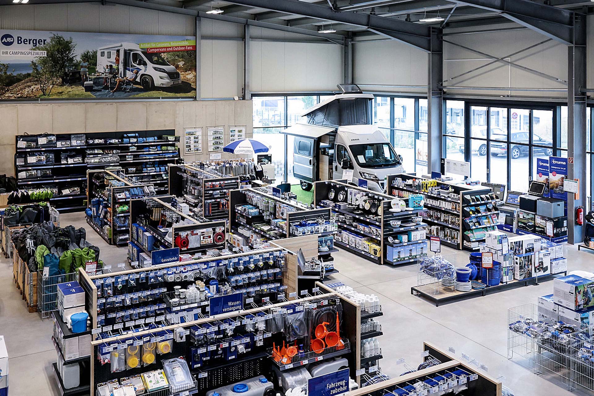 Jetzt Stellenangebot ansehen und bewerben! Die Verkaufsfläche im Camping- und Freizeit-Shop mit vielen Regalen.